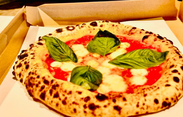 テイクアウトのピッツァを承っております